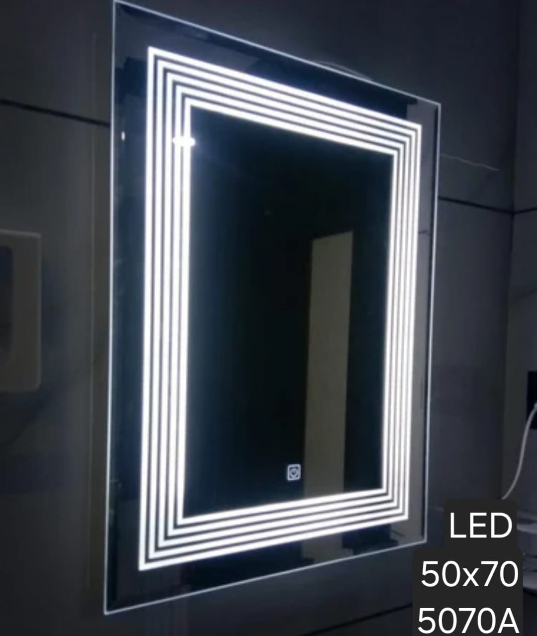 Miroir de salle de bain lumineux à LED (Modèle 5070A)