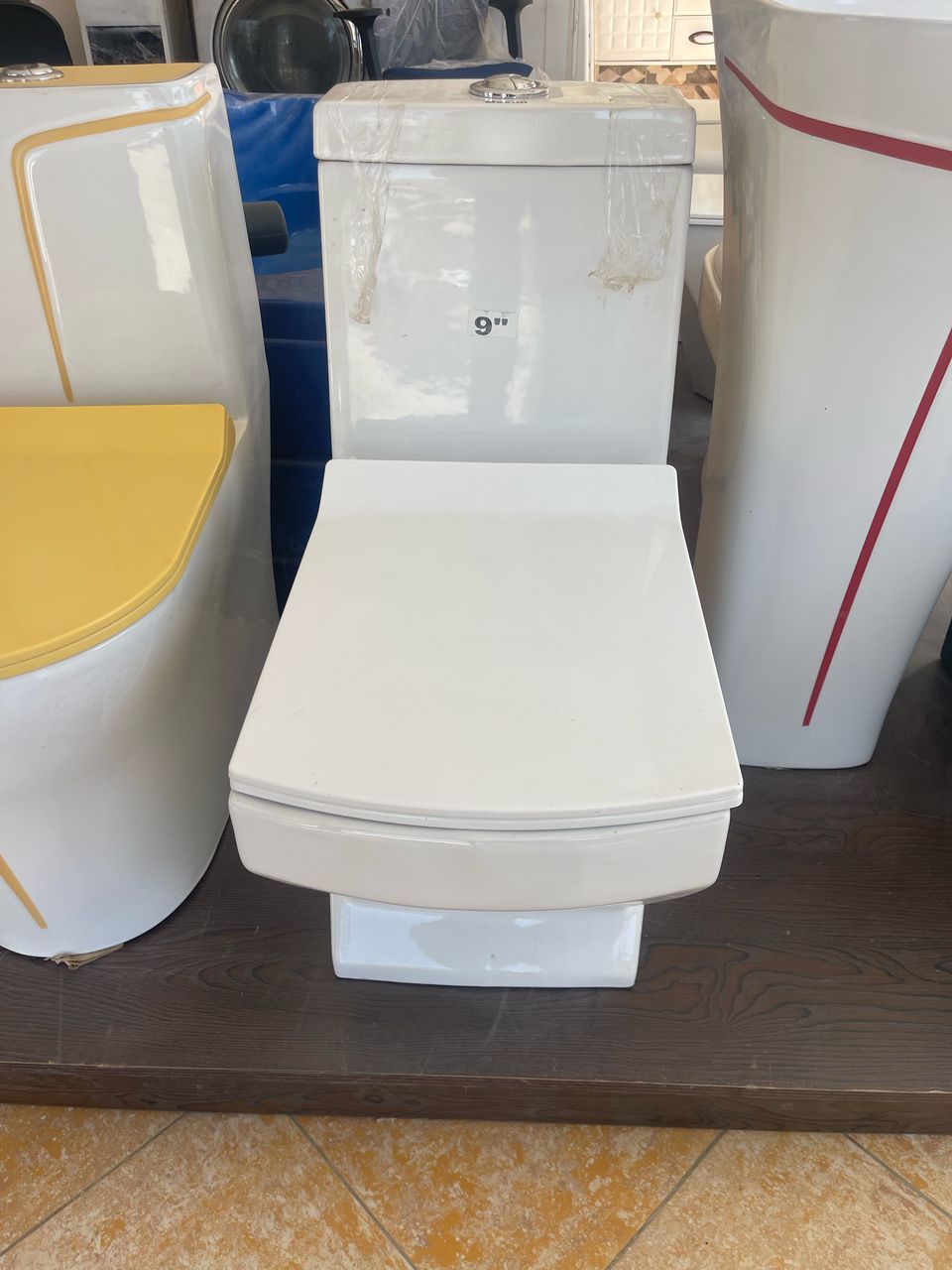WC monobloc en céramique blanche